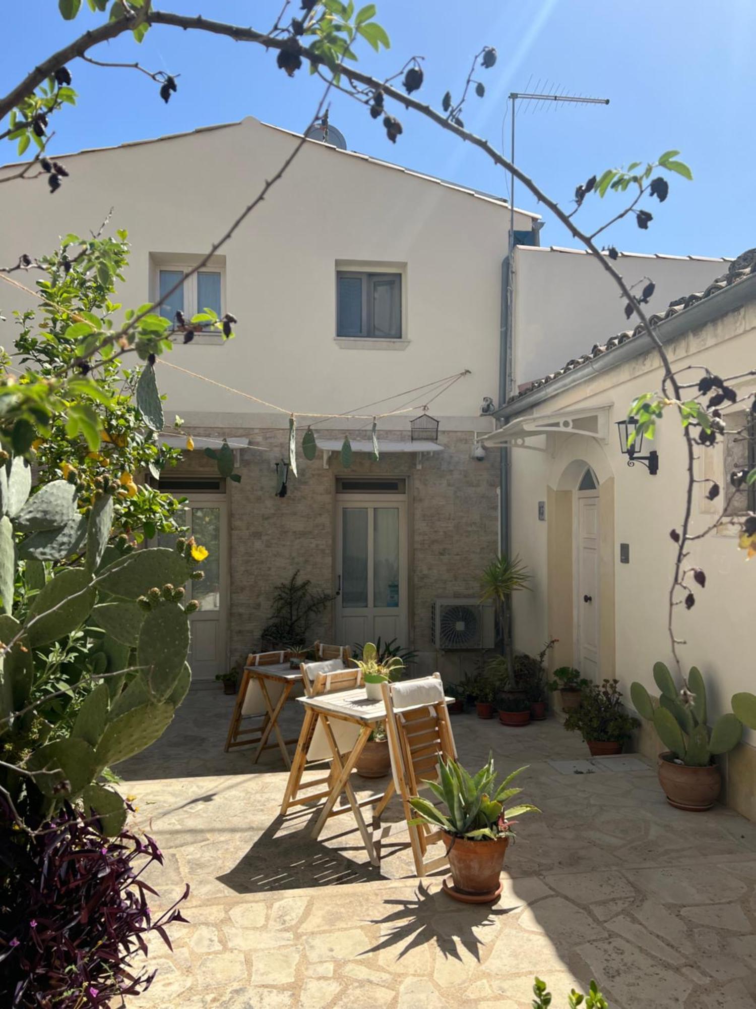 Chicchi Di Melograno Bed and Breakfast Modica Exteriör bild